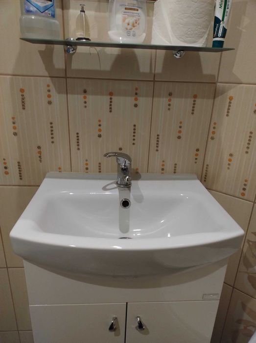Szafka łazienkowa wraz z umywalką oraz baterią