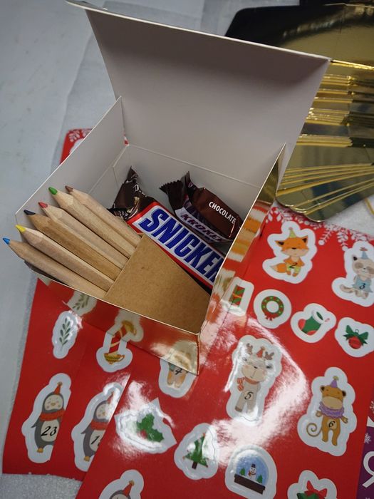 Kalendarz adwentowy pudełka DIY 24 sztuki na sznurku do montażu 9x9 cm