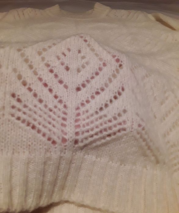 Camisola de malha tricô branca com manga comprida e decote redondo