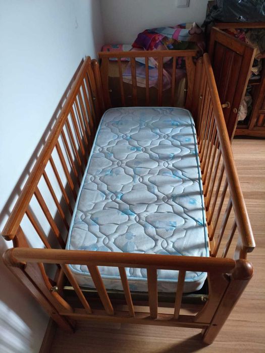 Vende-se berço de madeira com colchão.