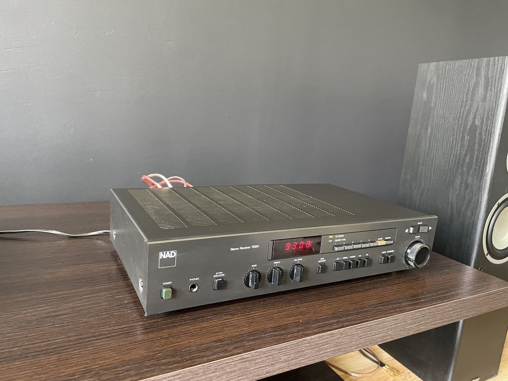 Amplituner stereo NAD 7020i