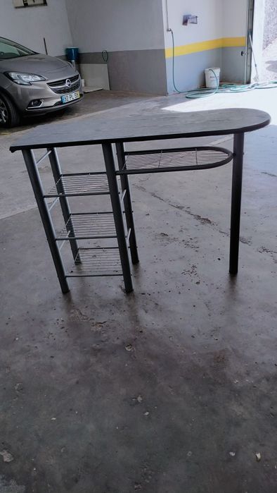 Mesa/balcão com arrumação