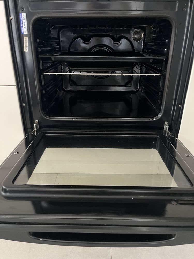 Piekarnik elektryczny i plyta gazowa INDESIT