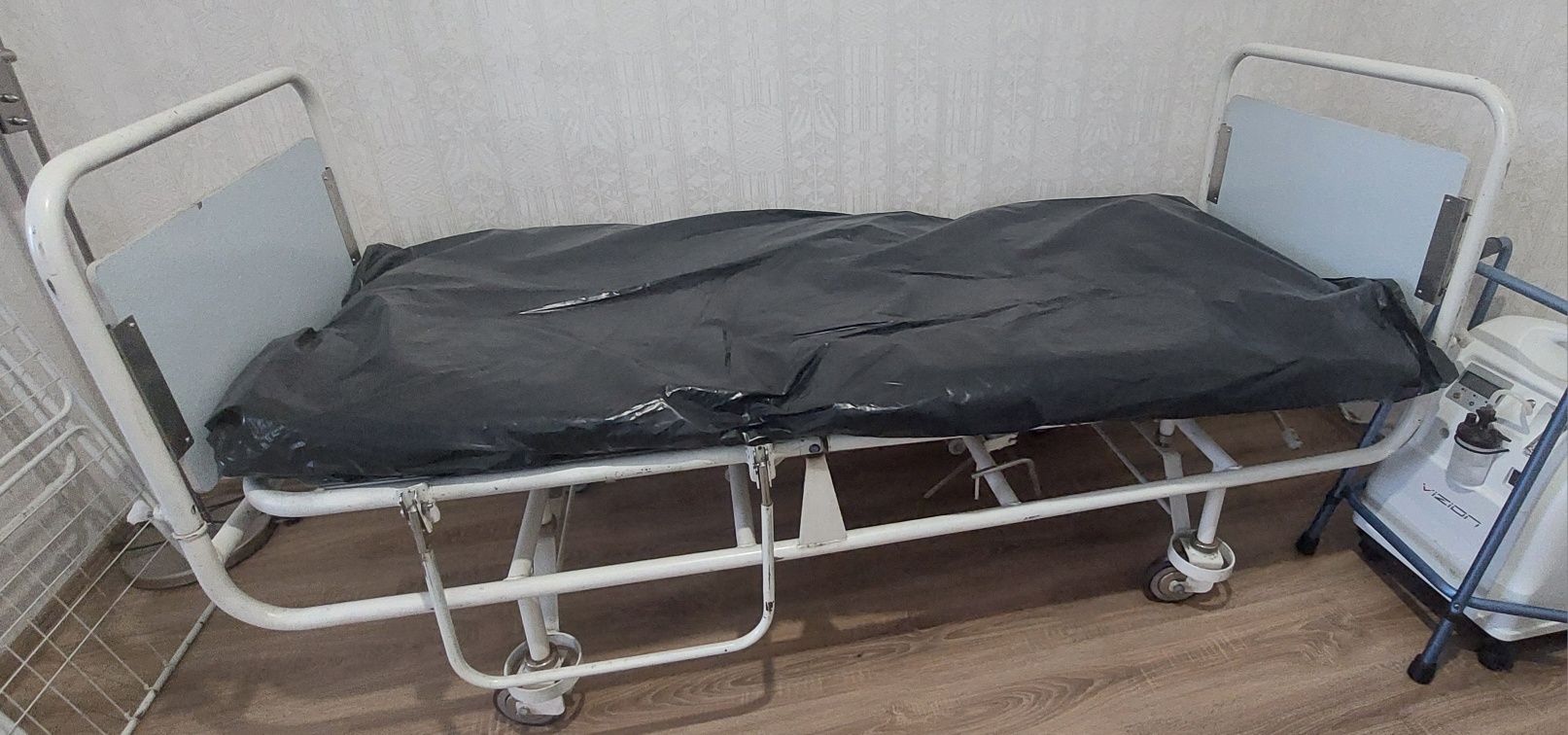 Функціональне ліжко для лежачих хворих трисекційне з матрацем.
