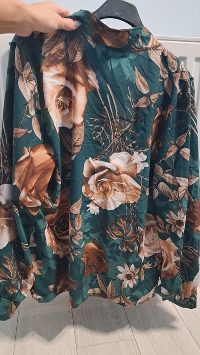 Elegancka bluzka na długim rękawie z falbanką M