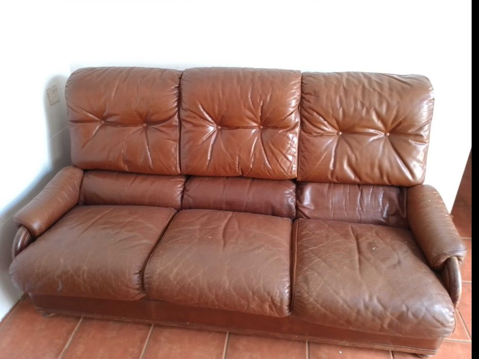 3 Sofás, um deles em pele e é sofá cama