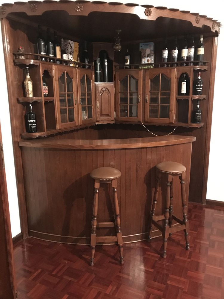 Bar de sala e cadeiras