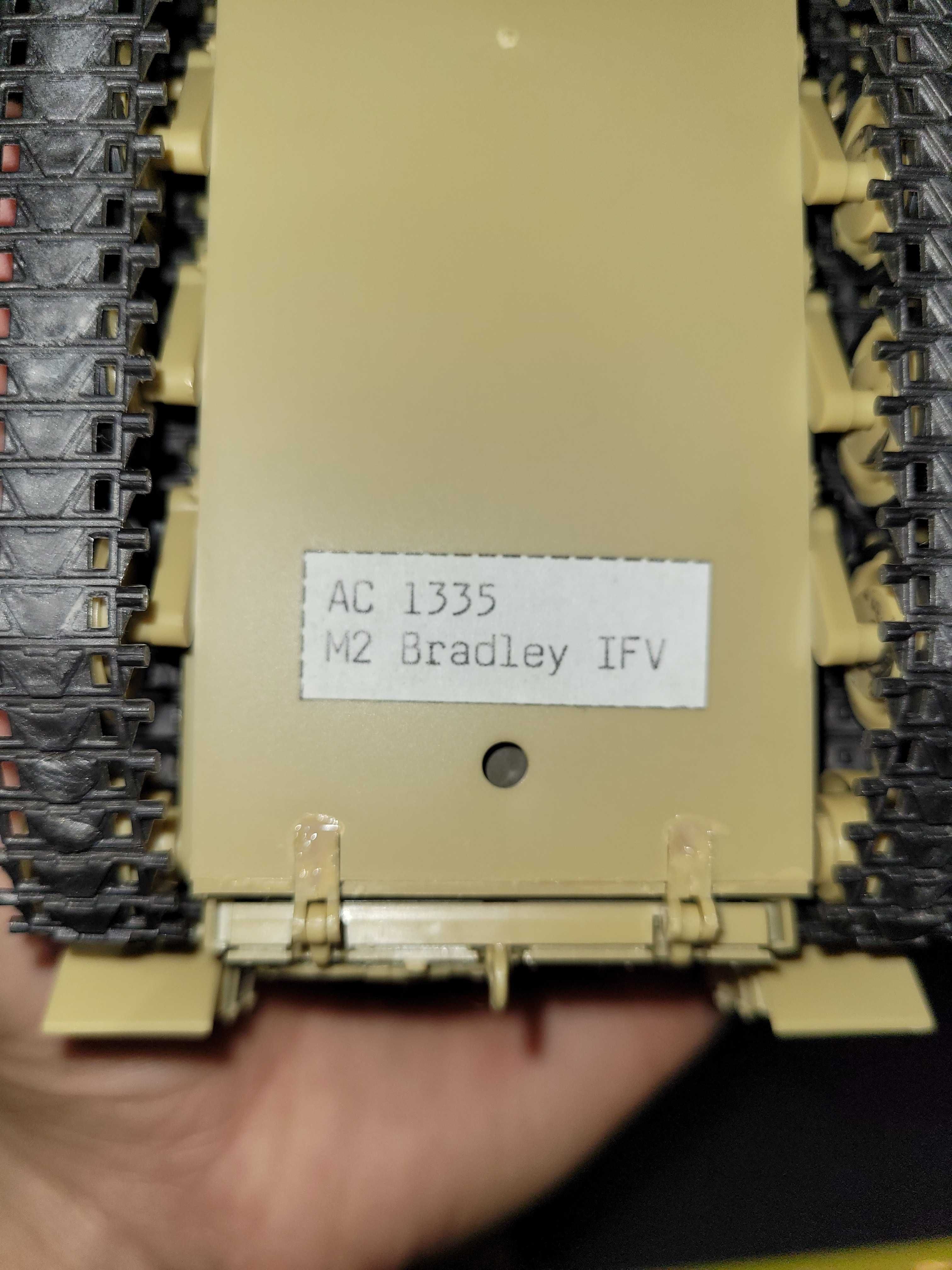 Model amerykańskiego gąsienicowego wozu bojowego M2 BRADLEY