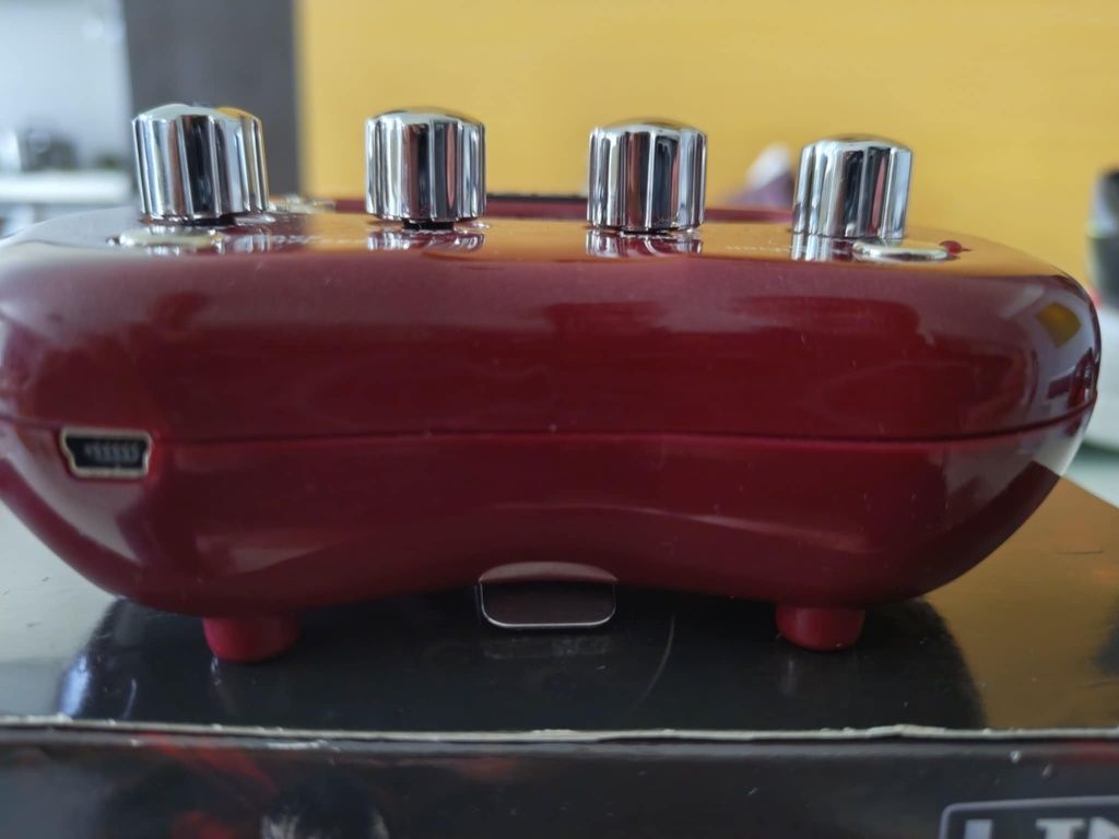 Zestaw Gitara elektryczna, twardy futerał i multiefekt