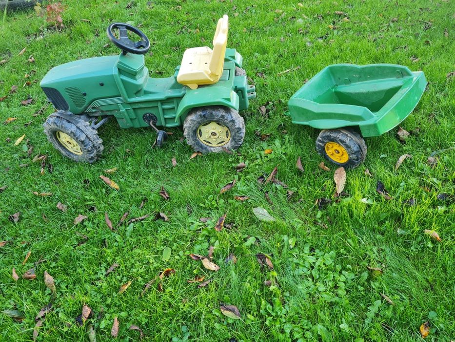 Traktor John Deere na pedały z przyczepą