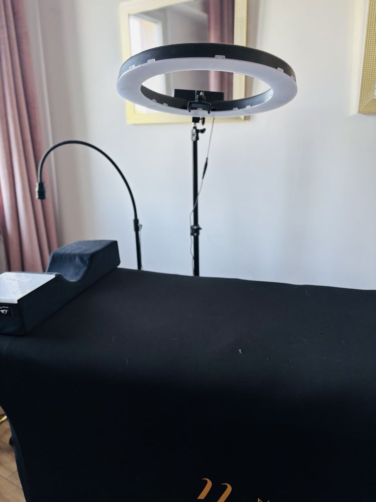Łóżko do stylizacji rzęs i lampa