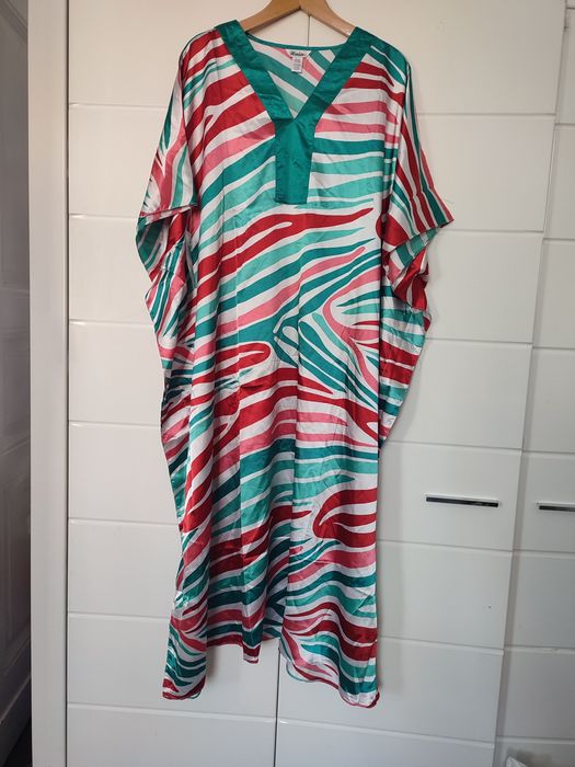 Jedwabista satynowa sukienka narzutka na strój kąpielowy na plażę