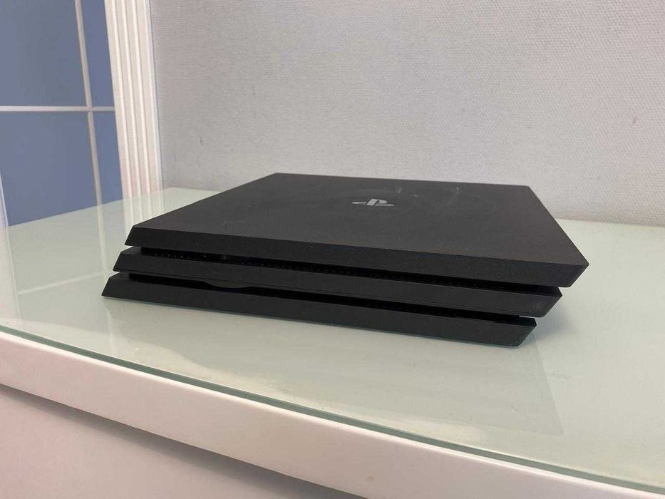 PS4 Pro (тільки приставка) – стан 10/12, версія 11.50
