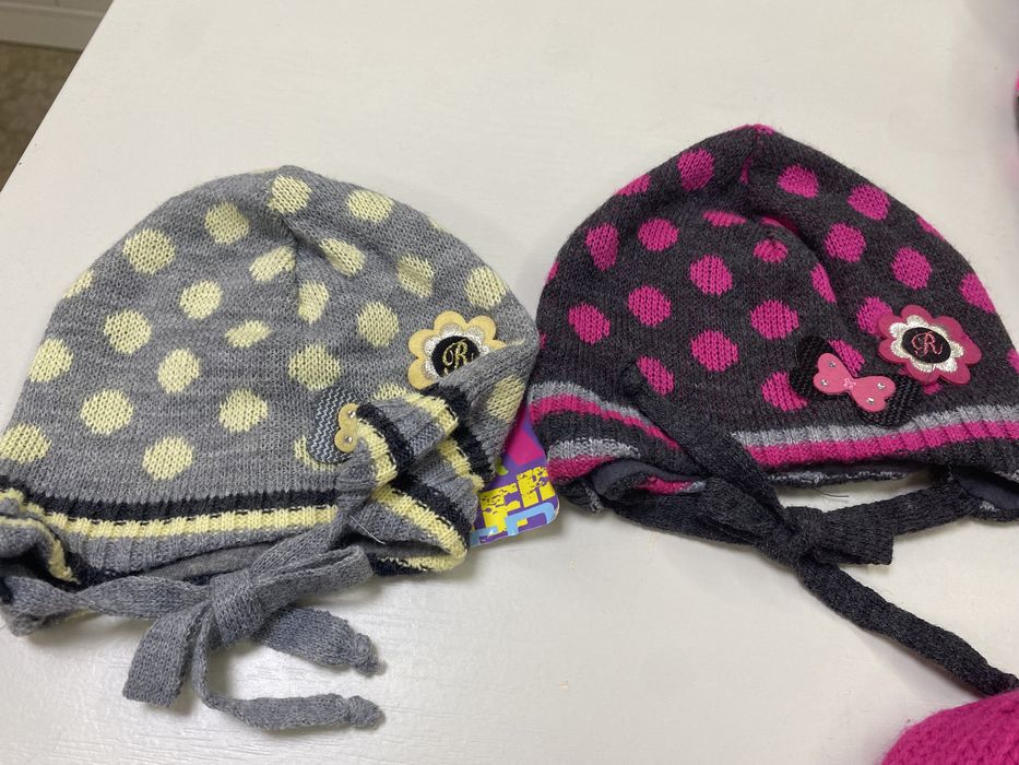 Отдам бесплатно шапки на девочку
