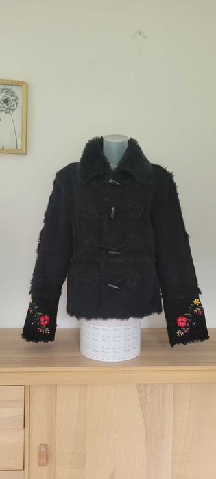 Czarny haftowany ciepły sztuczny kożuszek Alba Moda, r 40