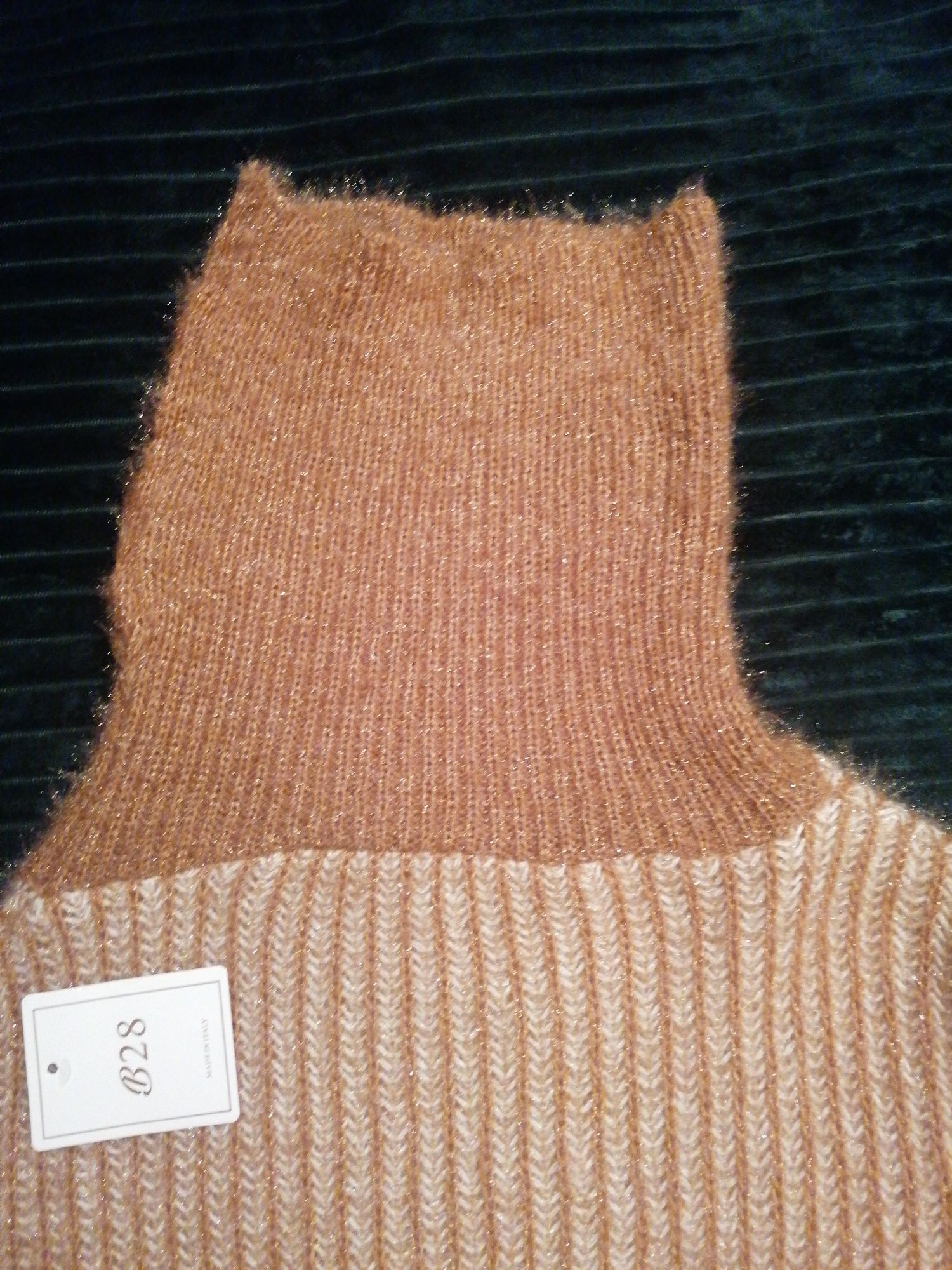 Karmelowy sweter z golfem