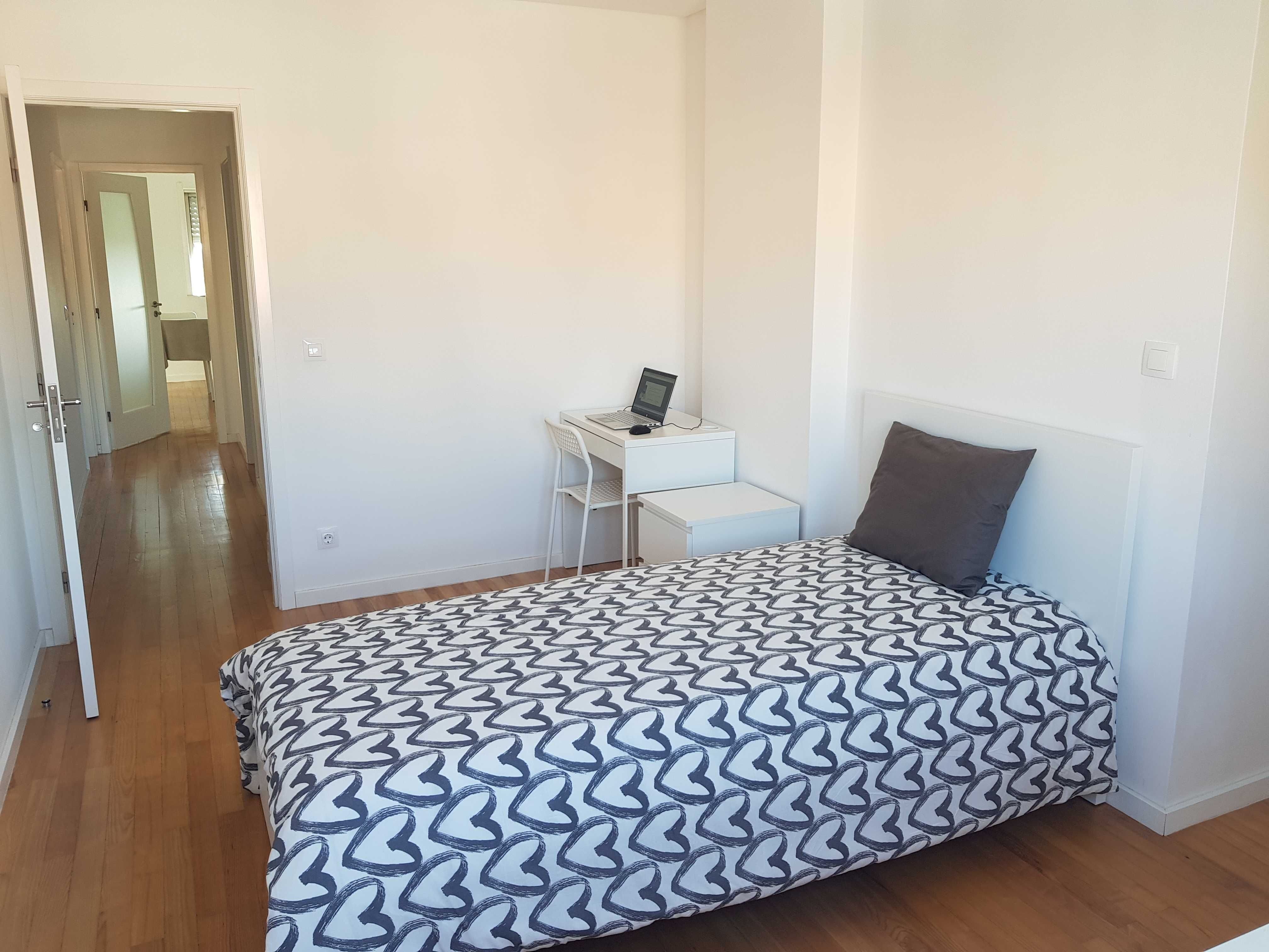 Desp. incluídas - Metro(Gaia-St. Ovídio) - Quarto Menina/Senhora - 425