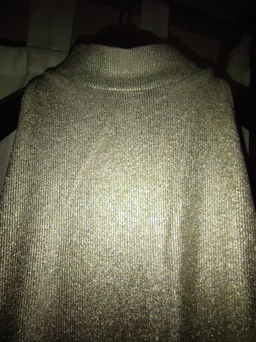 Blusa dourada brilhante