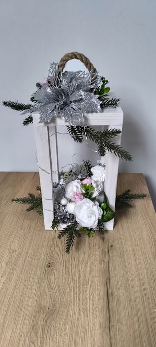 Bożonarodzeniowy lampion drewniany srebrno - biały ze światełkami.