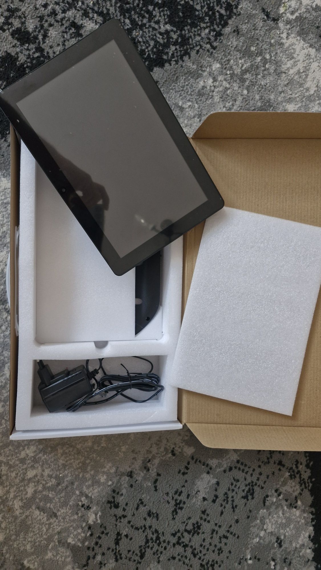 Tablet z zasilaniem na sciane. Inteligentny dom