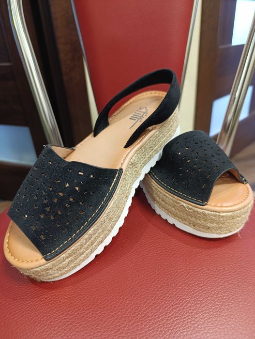 Нові стильні босоніжки