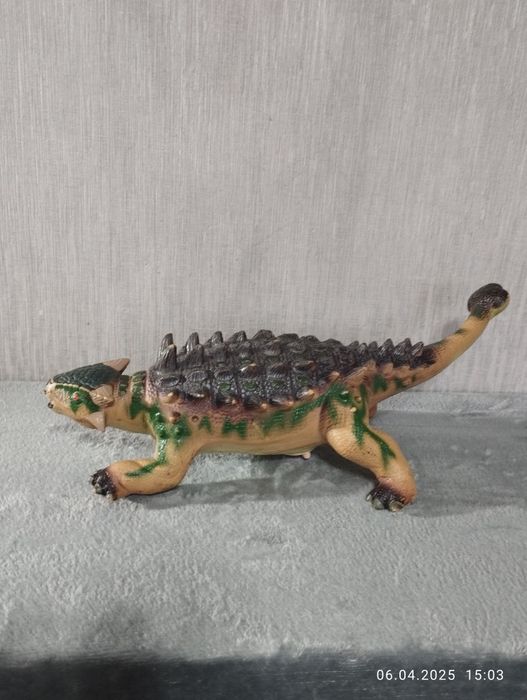 Динозавр резиновий