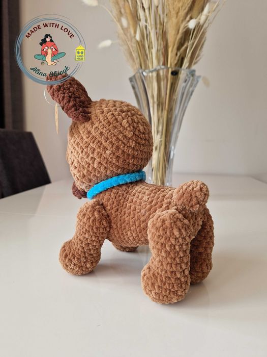 Buldog francuski, maskotka szydełkowa.