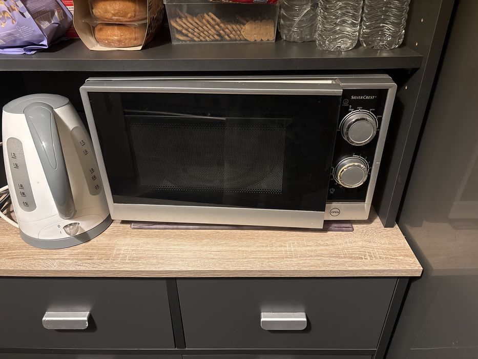 Microondas cinza e preto