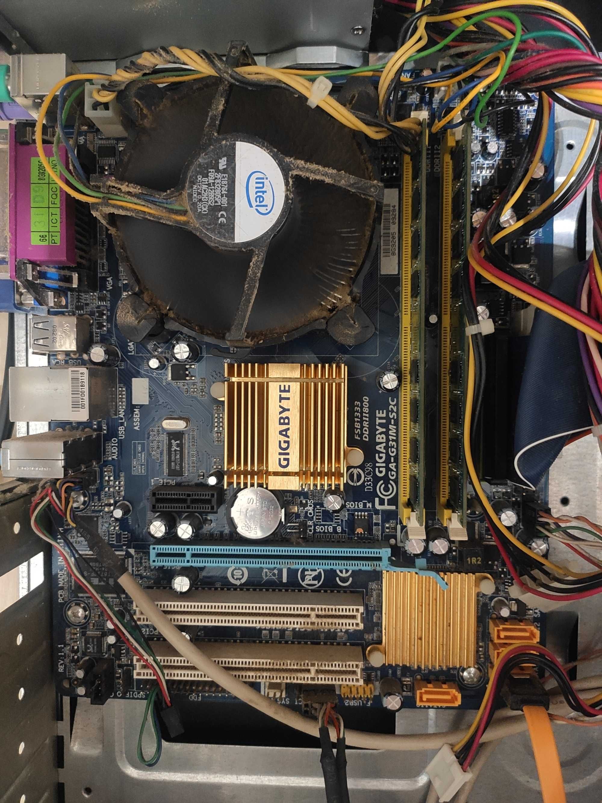 stary PC pentium E 5200  z monitorem CRT 15 cali na chodzie