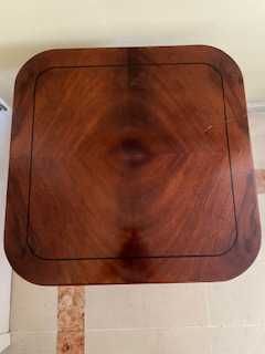 Mesa de apoio/decorativa em mogno