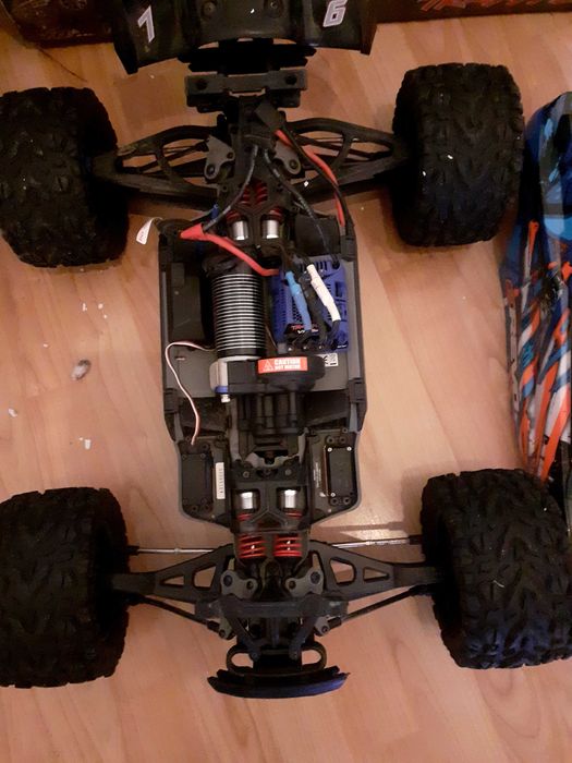 Carro eléctrico telecomandado traxxas revo