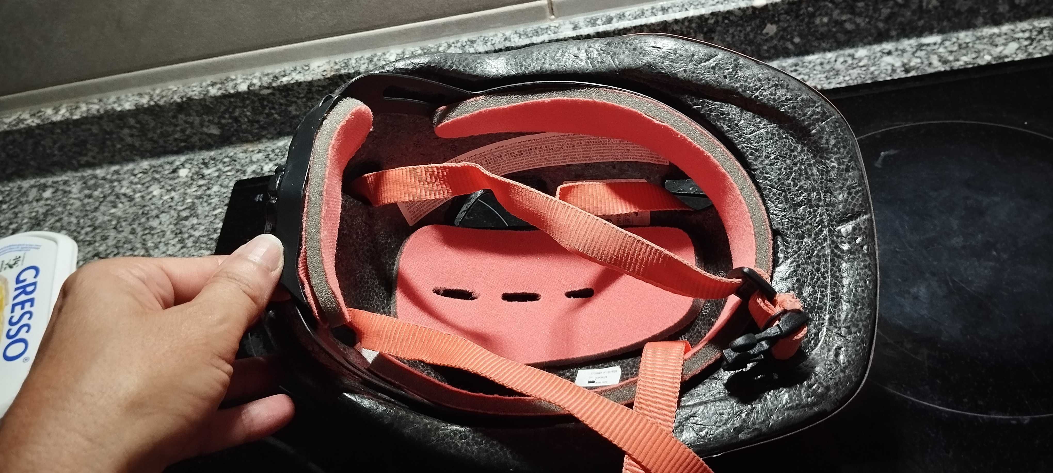 Capacete laranja e rosa infantil