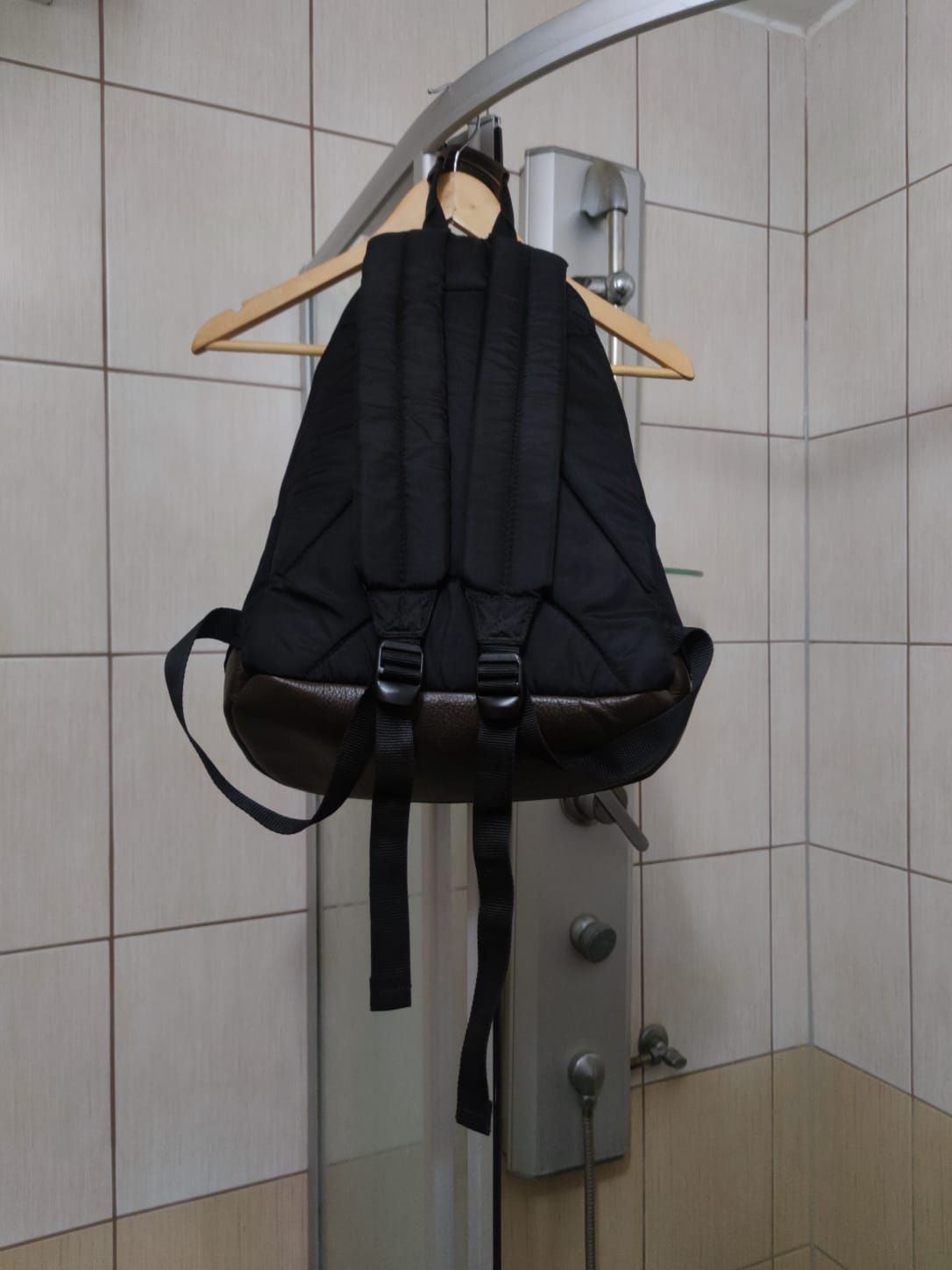 plecak unisex Eastpack elegancki. czarny rozsuwany suwak zasuwany wore
