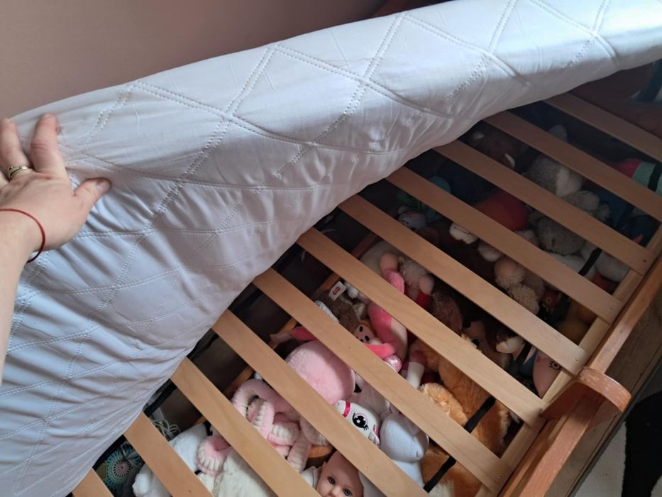 Łóżko z materacem i szufladą