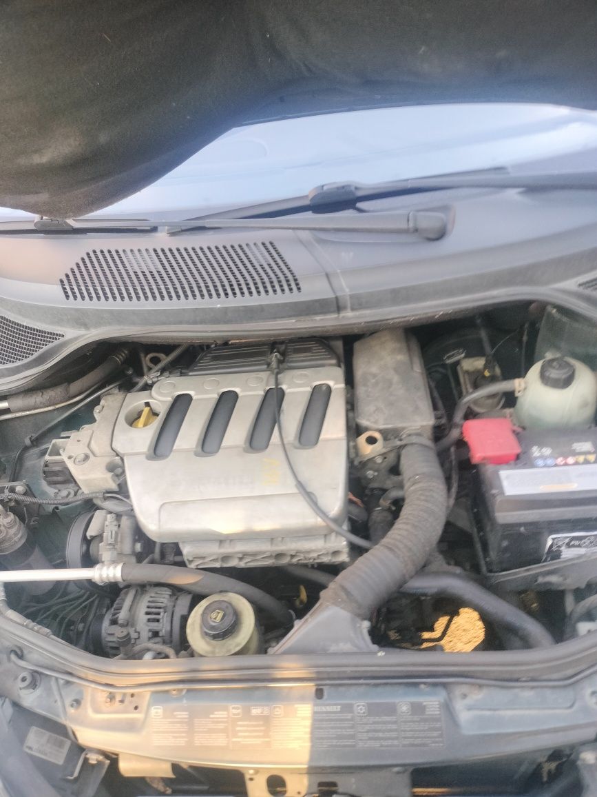 Renault Megane Scenic a gasolina com ar condicionado espaçosa e confor
