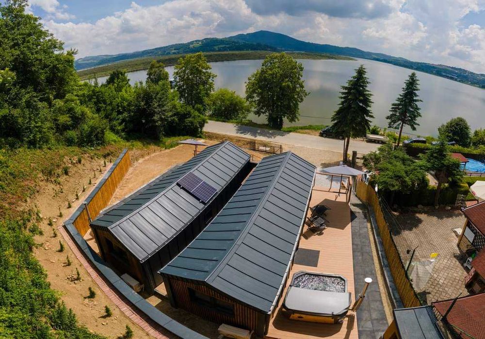 SŁONECZNY BRZEG Noclegi - domki z jacuzzi nad Jeziorem Rożnowskim