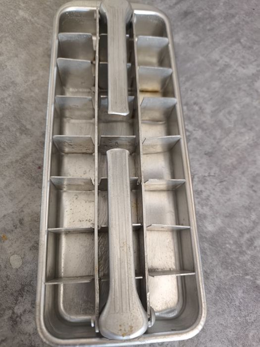 Dawna kostkarka do lodu