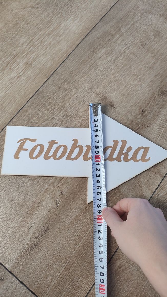 Napis drogowskaz Fotobudka pozostałości po weselu
