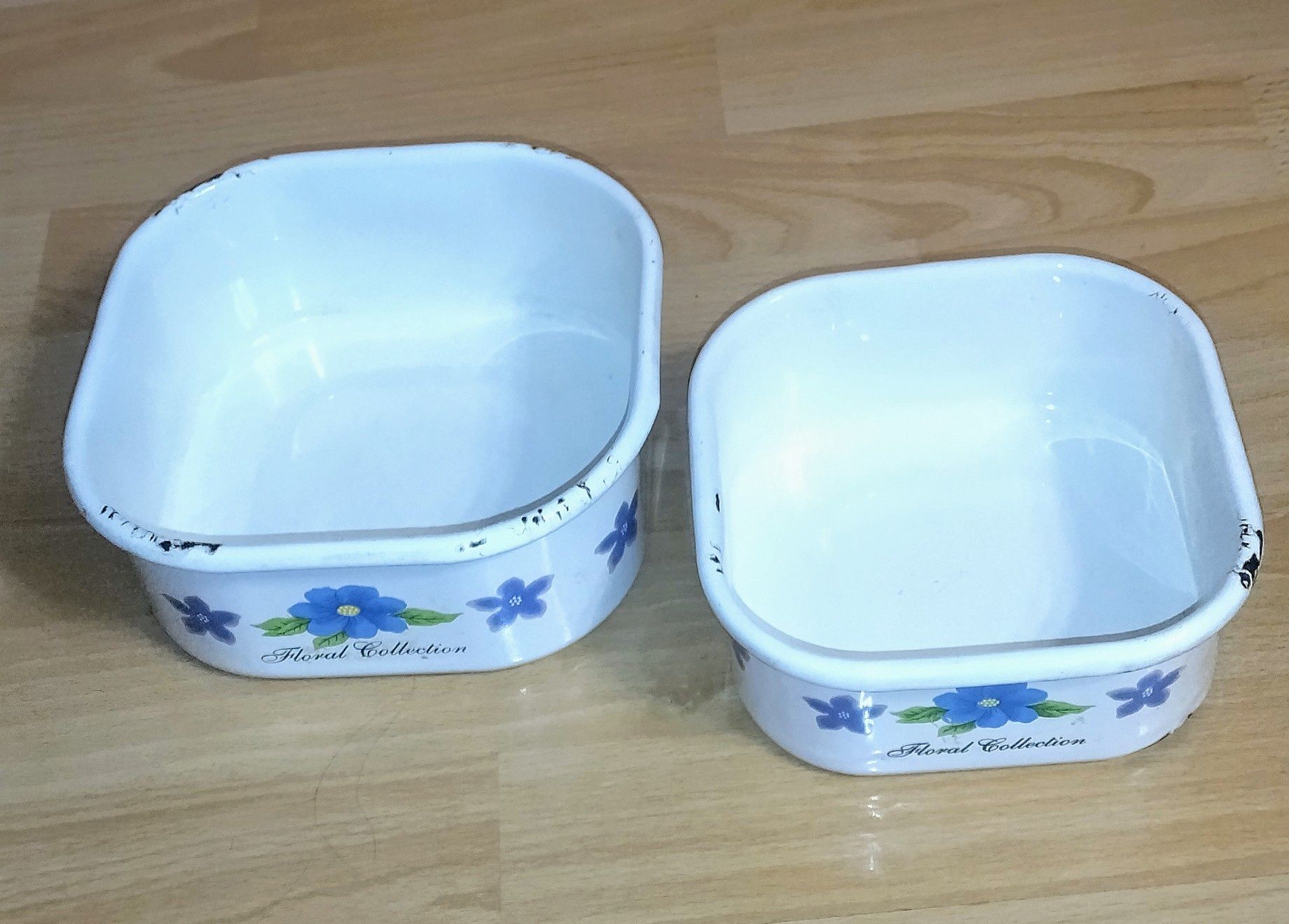 Лотки - металлические эмалированные без крышки.