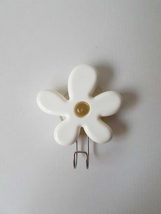 Koziol biały plastikowy wieszak kwiatek na przyssawkę na ręczniki
