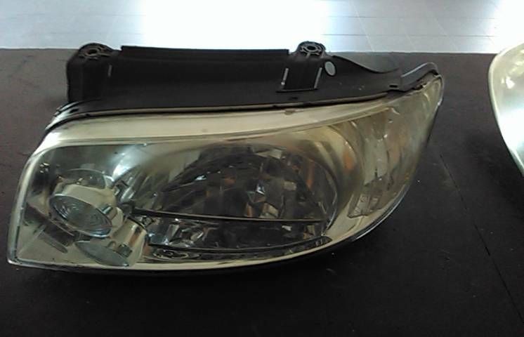 Ótica / farol esquerda HYUNDAI Matrix (FC)