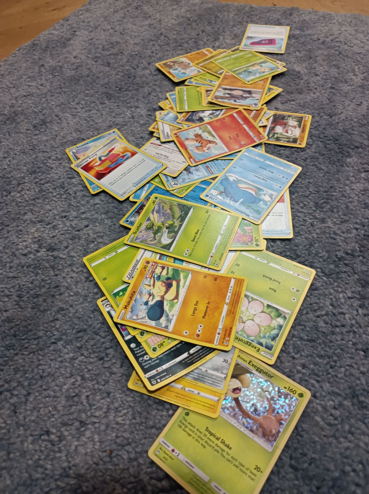 60 losowych kart pokemon + jedna jap. Energia