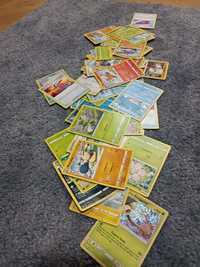 60 losowych kart pokemon + jedna jap. Energia