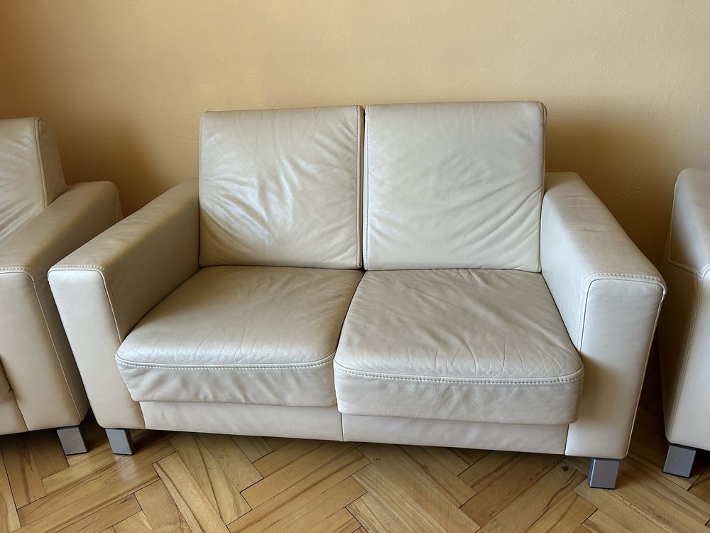 Skorzany wypoczynek Kler i drewniana komoda i stolit