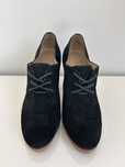 Sapato preto de salto alto