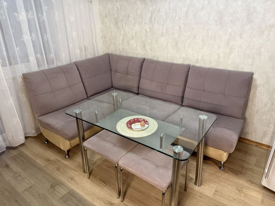 Куток на кухню зі столом і кріслами