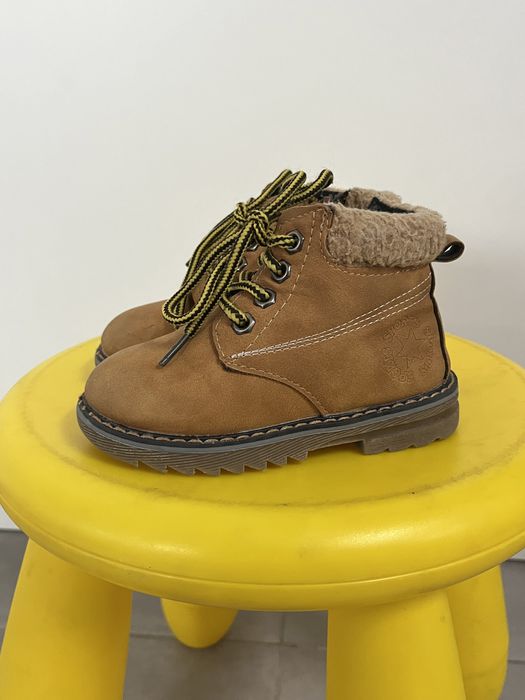 Sapatos / botas tamanho 26