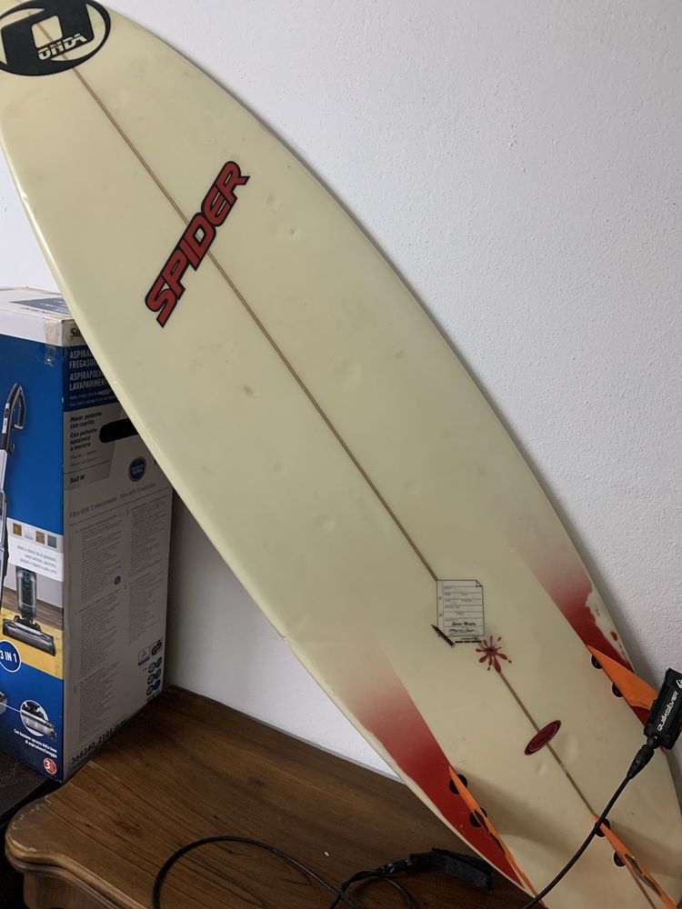 Prancha surf Spider 6.0, com leash Quicksilver, quilhas FCS e deck DK