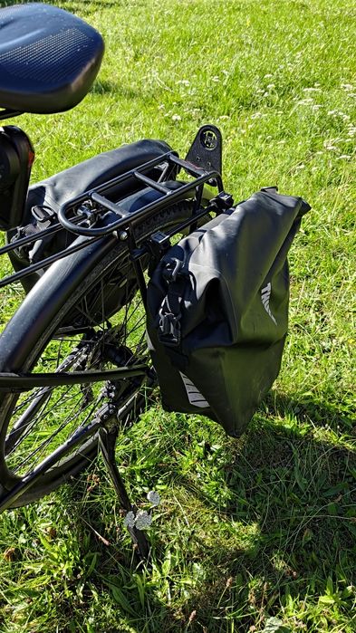 Komplet rowerowego osprzętu bagażowego: sakwy Thule i Ortlieb bagażnik
