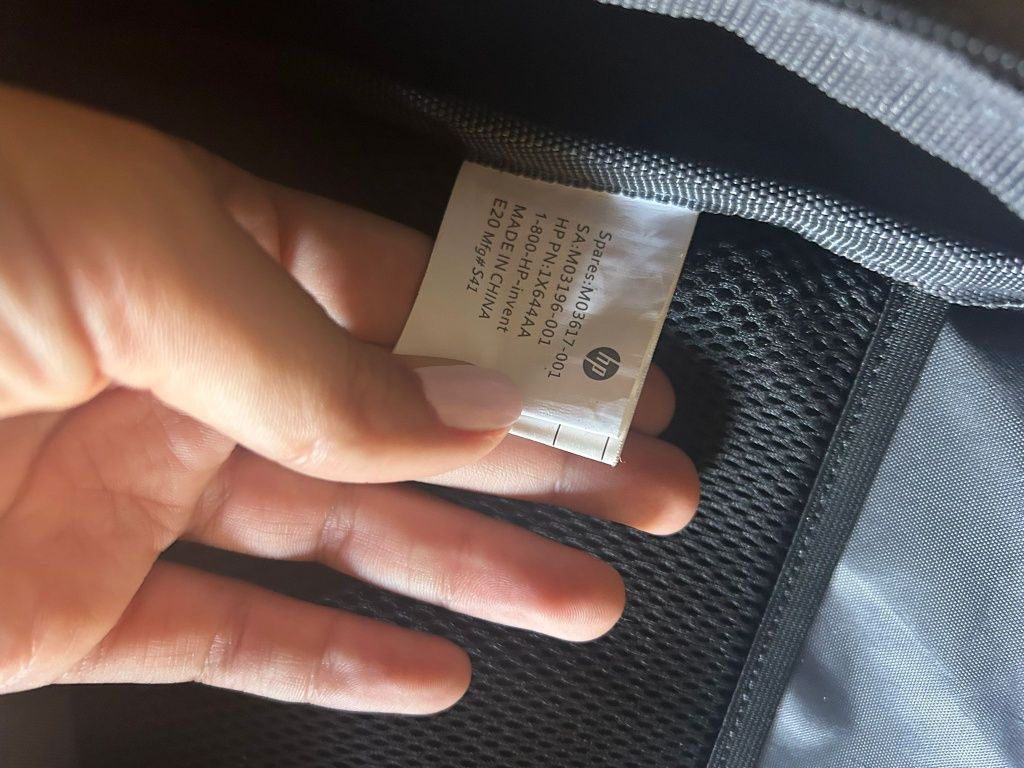 Mochila de computador HP preta.